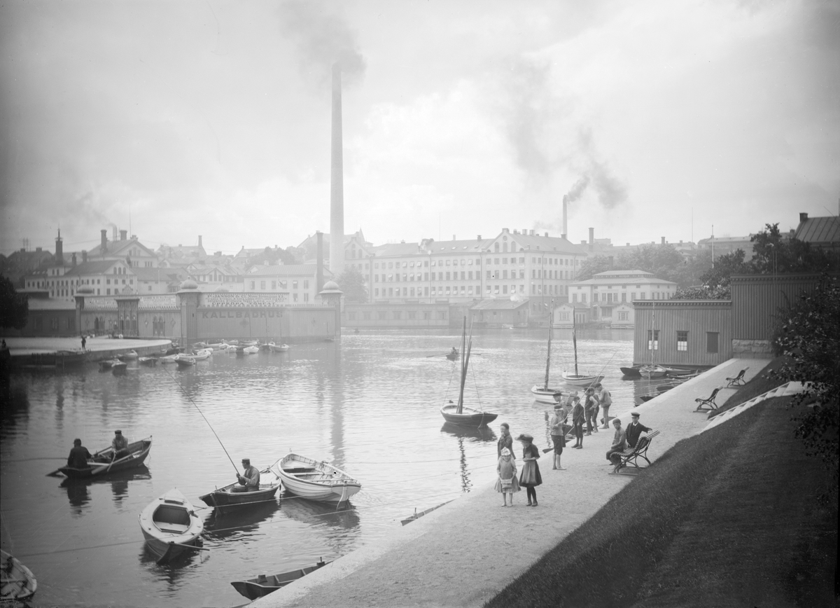 Parti av Norrköping vid 1890-talets mitt. Till vänster ses Norrköpings kallbadhus vid Refvens grund. I fonden Norrköpings bomullsväveri, populärt kallat Tuppen efter fabrikens varumärke.
