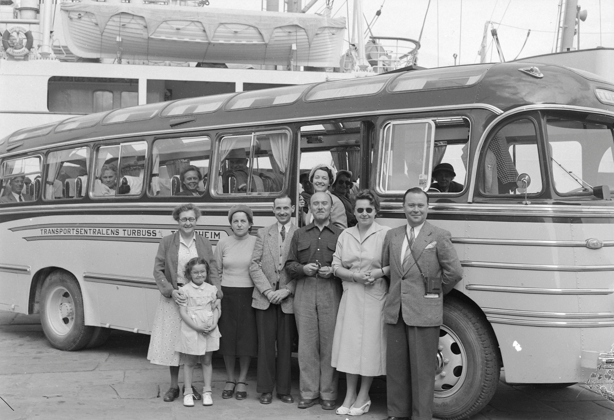 Turbuss for Hurtigruten sine turister. Transportsentralens Turbuss
