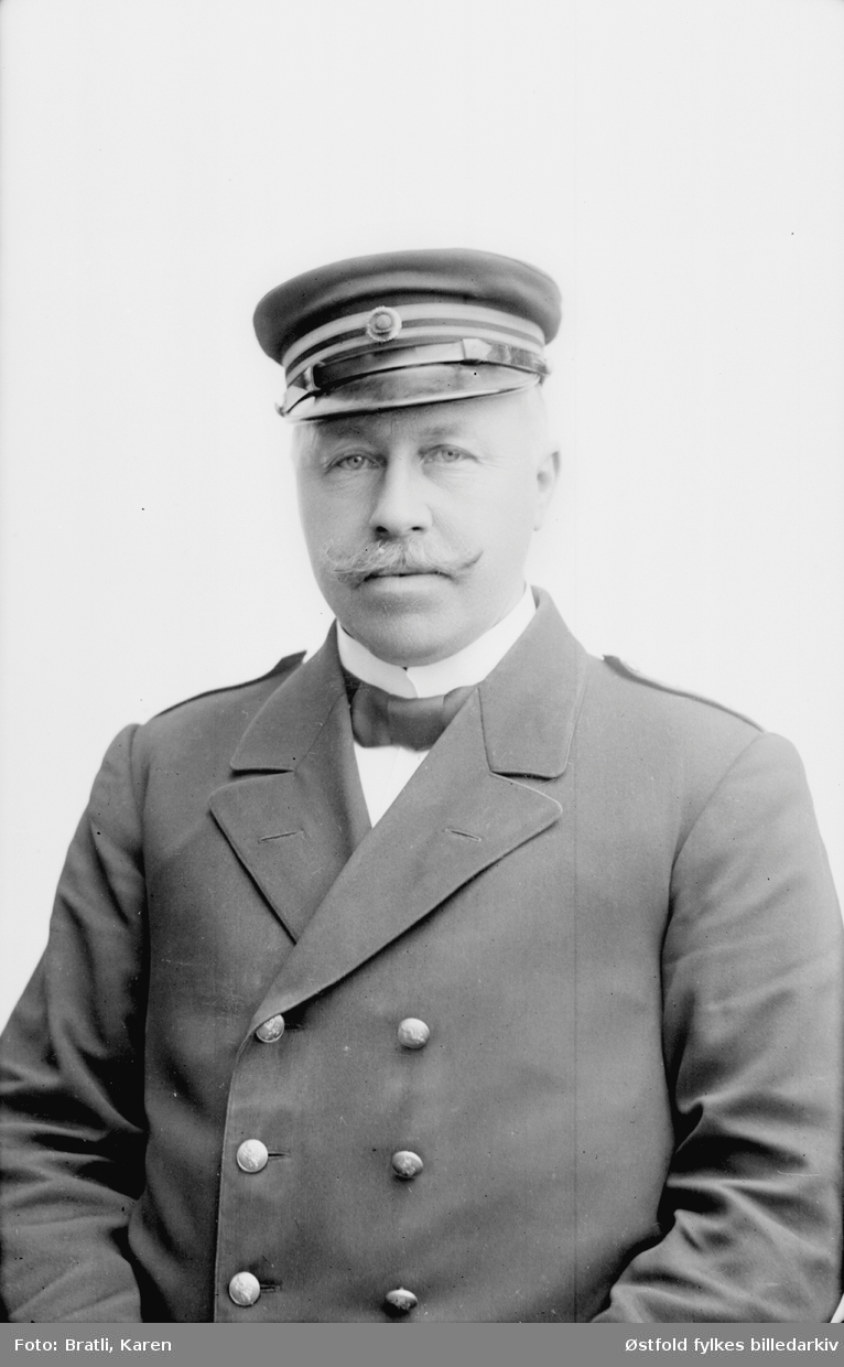 Portrett av politimann Anton Sundby i Moss. Fengselsvaktmester iallfall fram til 1916.