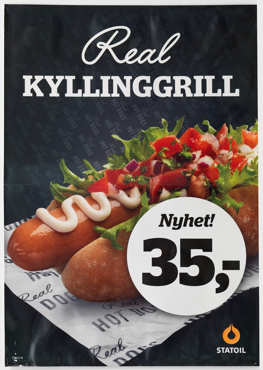 På plakaten er et fotografi av en hotdog / kyllinggrill. Pølsen ligger plassert på et oppskåret pølsebrød på et pølsepapir, der det står Real Hot Dogs. Ovenpå pølsen er det dressing, salat, tomater og løk.
