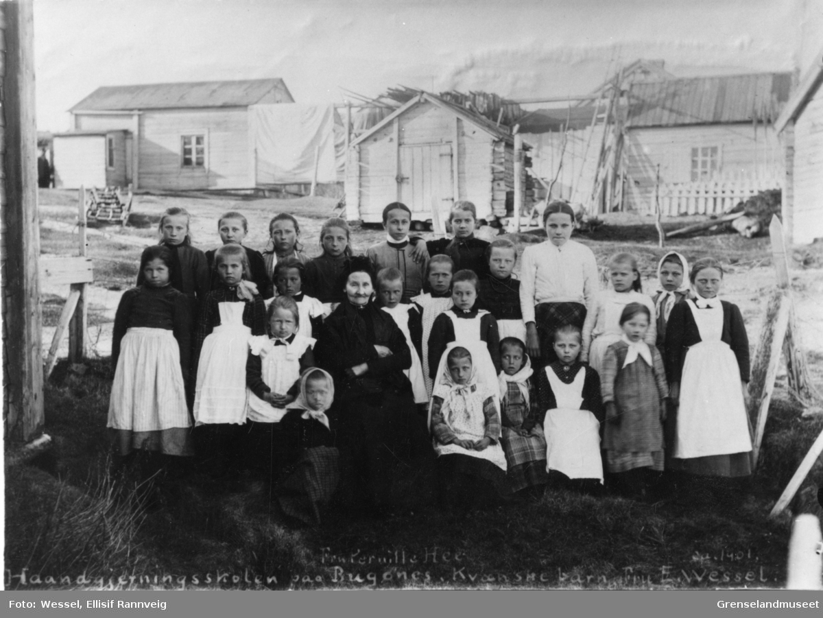 Kvenske jenter, elever ved Handgjerningsskolen i Bugøynes, 1901. lærer Madame Pernille Hee sittende i midten.