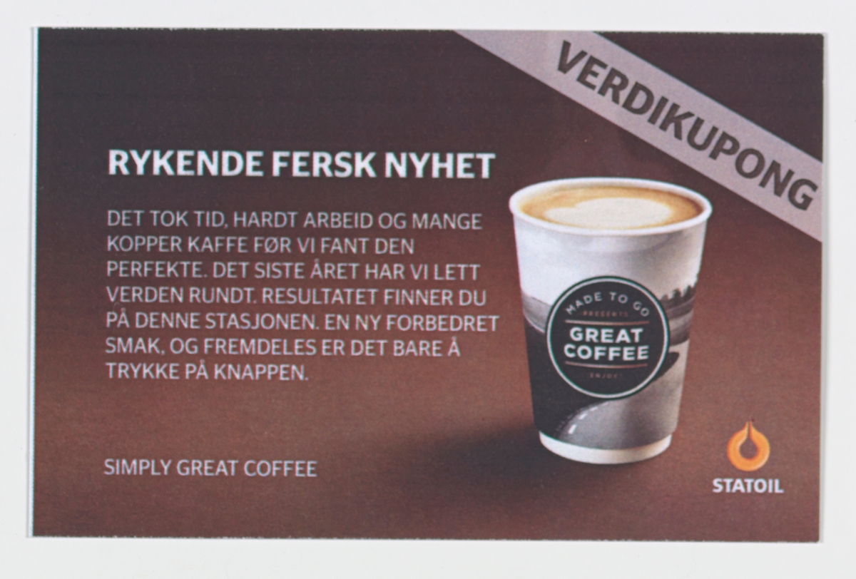 På reklamekortet er det på begge sider et fotografi av et pappbeger med kaffe. På begeret er det en etikett med teksten "Made to go Great Coffee"