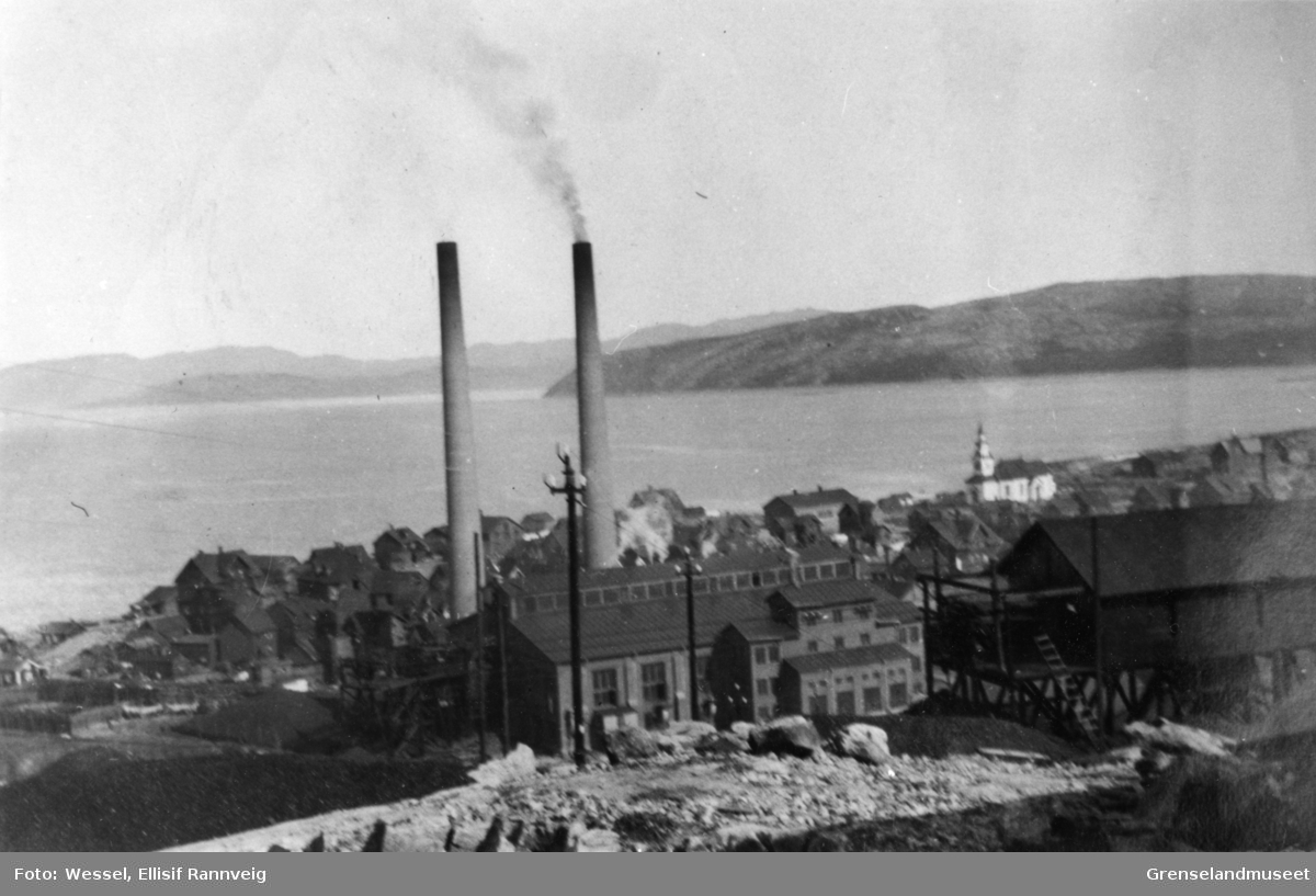 Parti av Kirkenes med utsikt over Bøkfjorden. Dampsentralen bygd i 1910 foran midt i bildet.