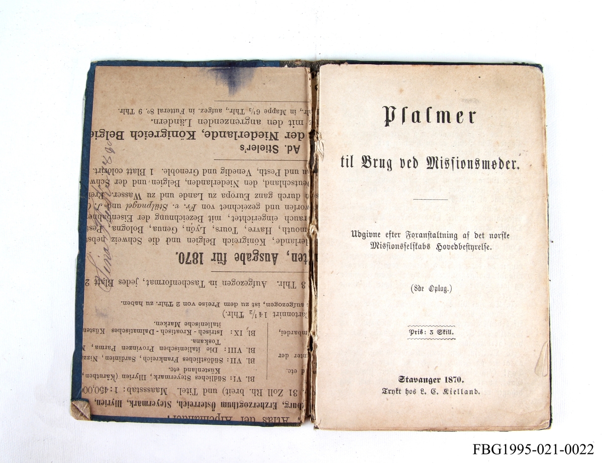 Salmebok med blått omslag og sort rygg. Omslaget er "foret" med et tysk skrevet dokument.