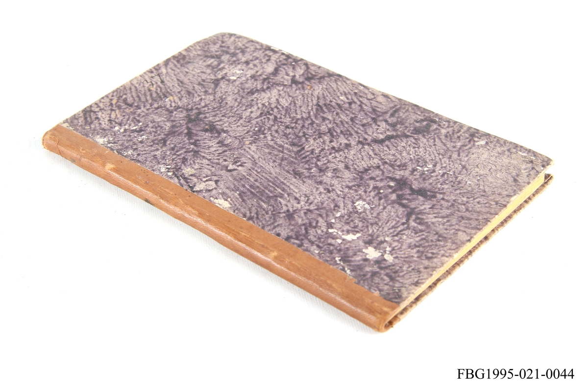 En liten salmebok med fiolettspettet perm og brun rygg. Skrevet med gotisk skrift.