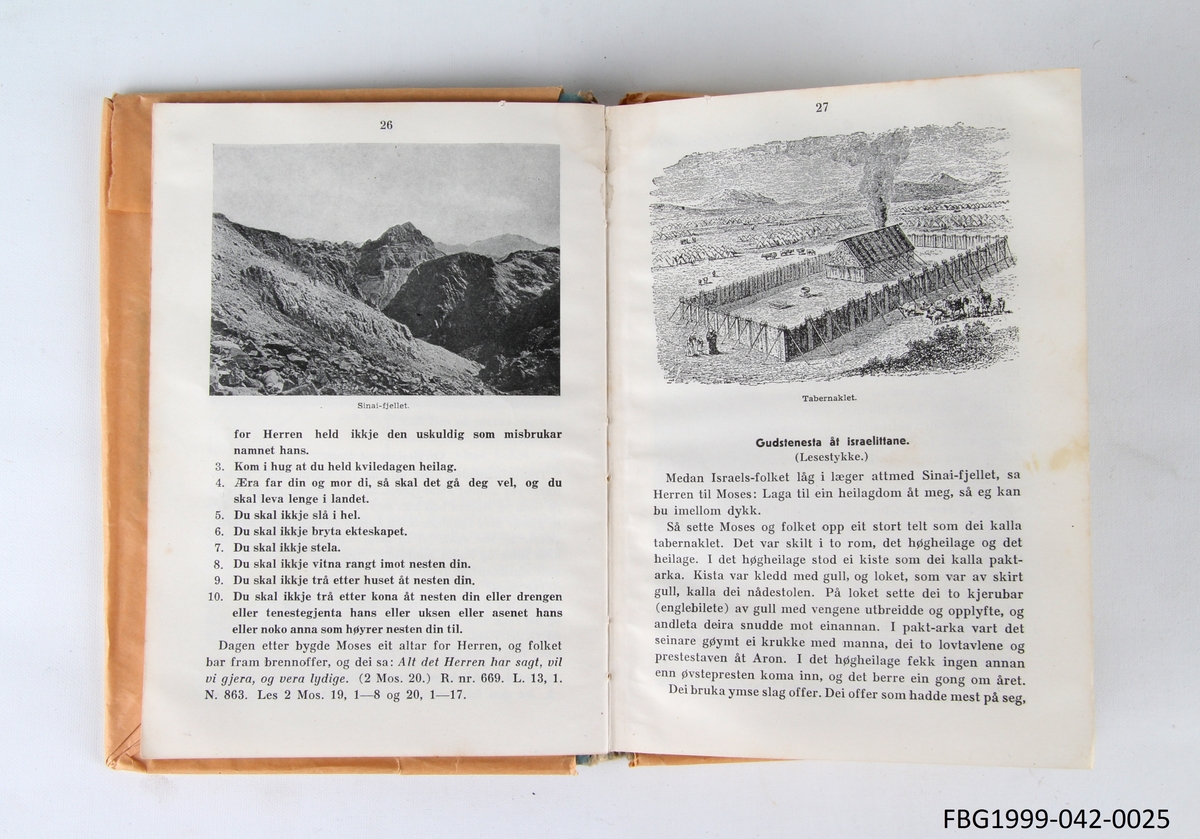 Bibelhistorie for folkeskolen med illustrasjoner og kart. Boken er kledd med et bokomlag