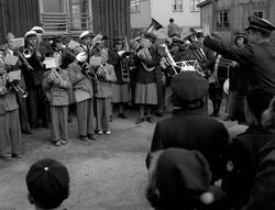 Syttende mai i Vadsø 1951. Vadsø jentekorps og Guttemusikken