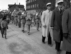 Vadsø 17. mai 1951. Musikkorps marsjerer i gaten. Vi er i In