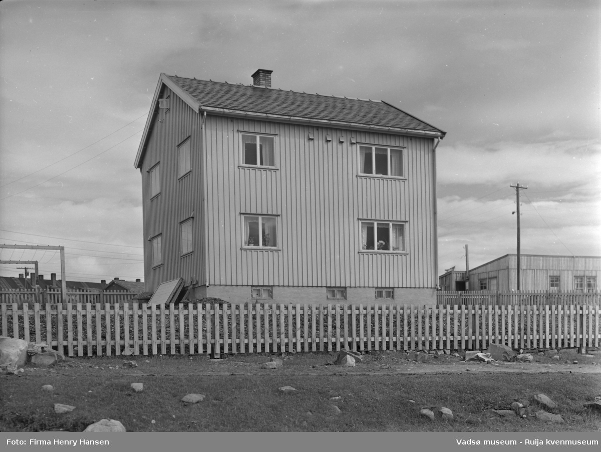 Vadsø 1952. Gjenreisningshus og brakke.