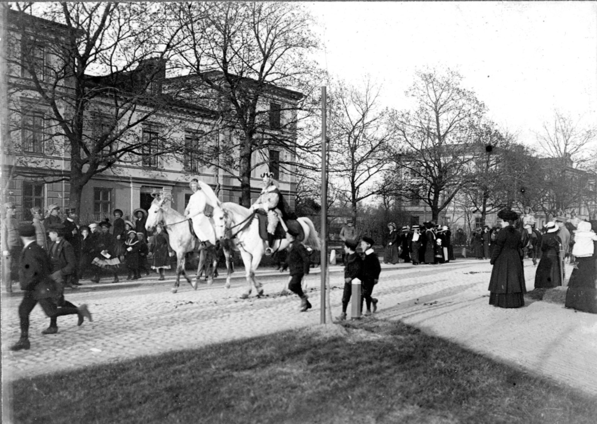 Karnevalståg på Befälsgatan, Karlsborg.