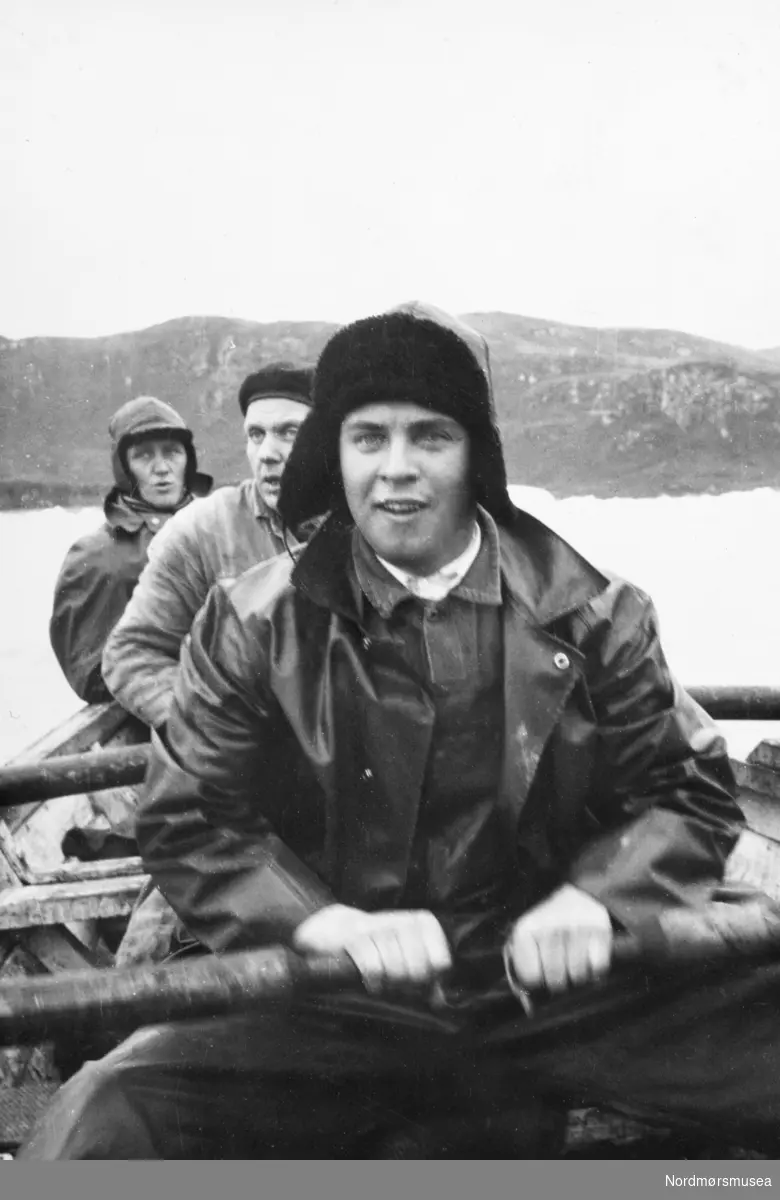 Foto fra Grytviken i Sør-Georgia, og fra en norsk hvalstasjon der. På bildet ser vi tre menn i en robåt. Det er sannsynligvis Rolf Karlsen vi ser på bildet sittende i midten. Bildet kan dateres mellom 1959 til 1960. Siden det trolig er Rolf Karlsen som er avbildet er fotografen for dette bildet ukjent. Fra Nordmøre museums fotosamlinger.
