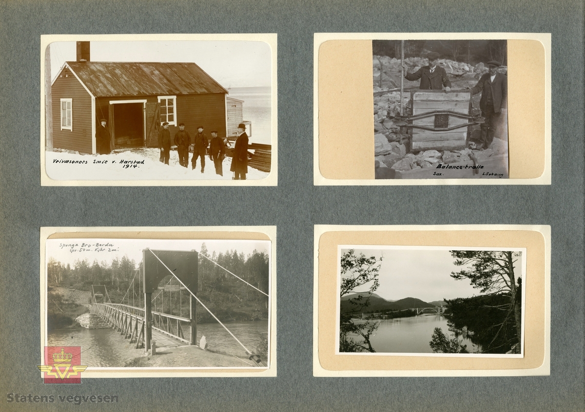 Vegvesenets smie ved Samasjøen i  Harstad. Arbeidskarer står utenfor smia. Til venstre sannsynligvis  Paul Holst, og trolig Nikolai Saxegaard helt til høyre.
Tekst på bildet: "Veivæsenets Smie v. Harstad 1914."