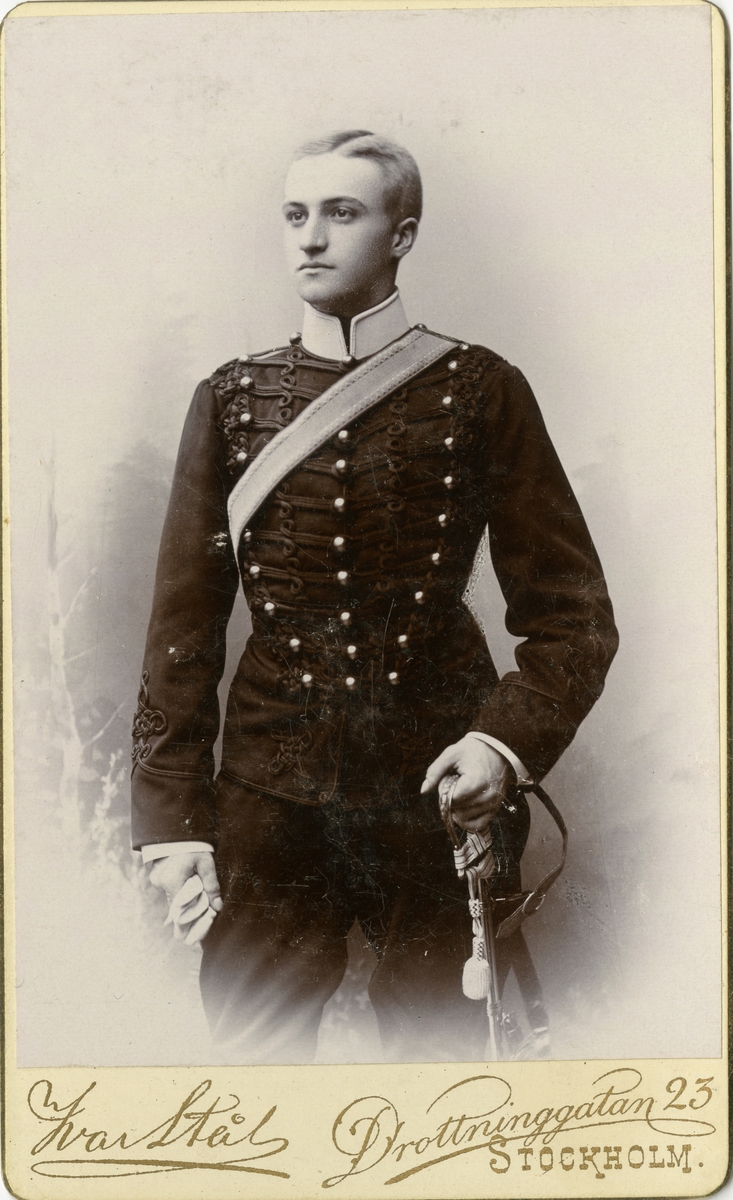 Porträtt av Folke Johan Hallenborg, underlöjtnant vid Wendes artilleriregemente A 3.
Se även AMA.0007555.