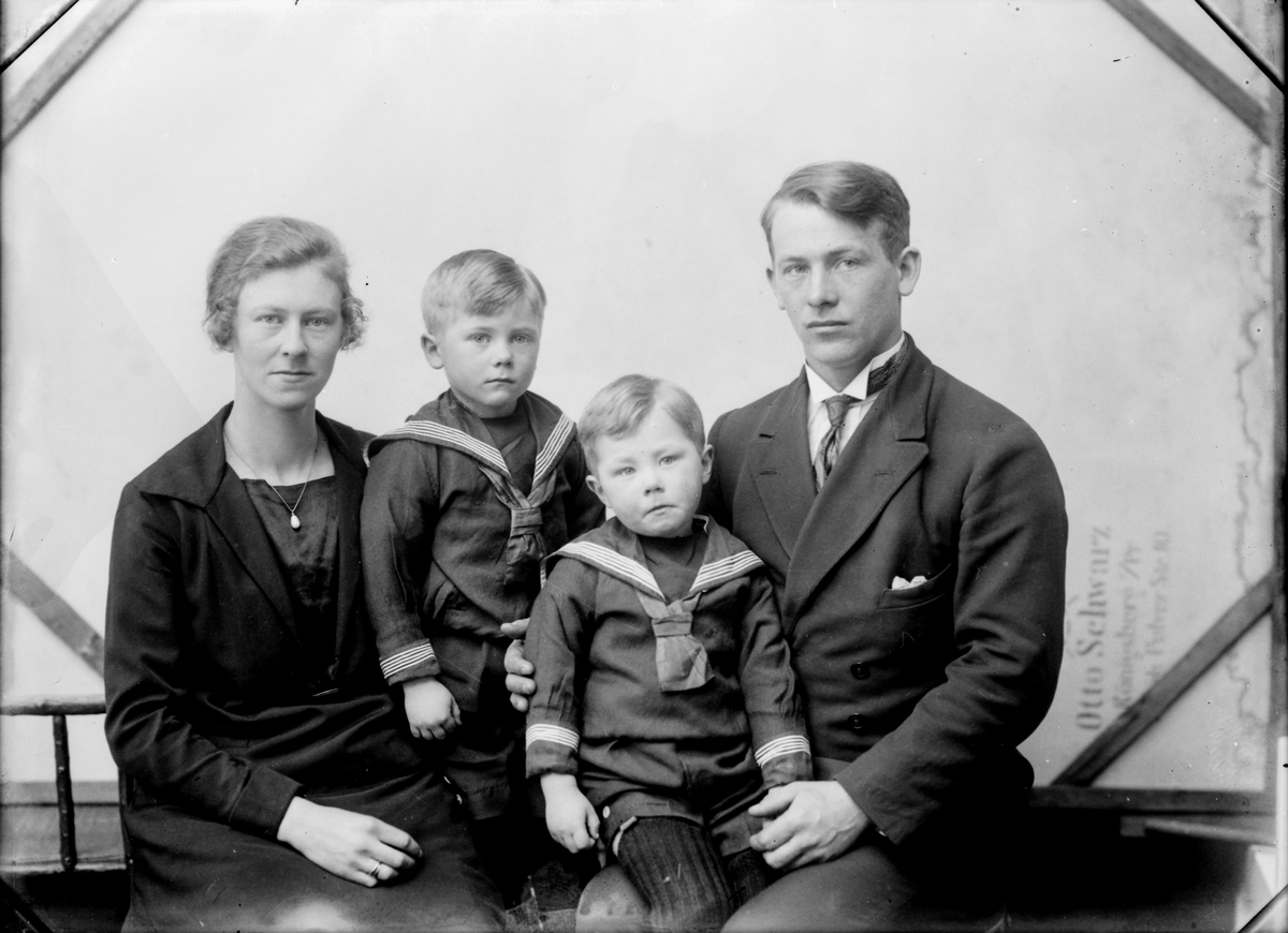 Studioportrett av Olaf Holand med familie. - Sør-Troms Museum ...