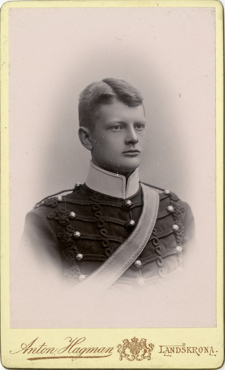 Porträtt av Otto Magnus Francke, officer vid Wendes artilleriregemente A 3.
Se även AMA.0007348, AMA.0007340, AMA.0007335, AMA.0007266, AMA.0007248, AMA.0007247 och AMA.0007235.