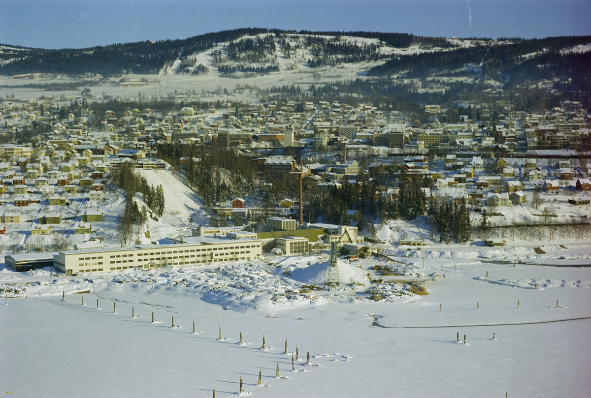 Lillehammer sentrum, bebyggelse, bygninger, landskap, vinter, Mesna Kartongfabrikk med Mesnadalen sentrum og Lysgårdsjordet