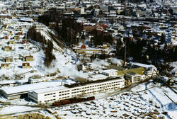 Lillehammer, Nedre bydel. Mesna Kartongfabrikk i forgrunnen 