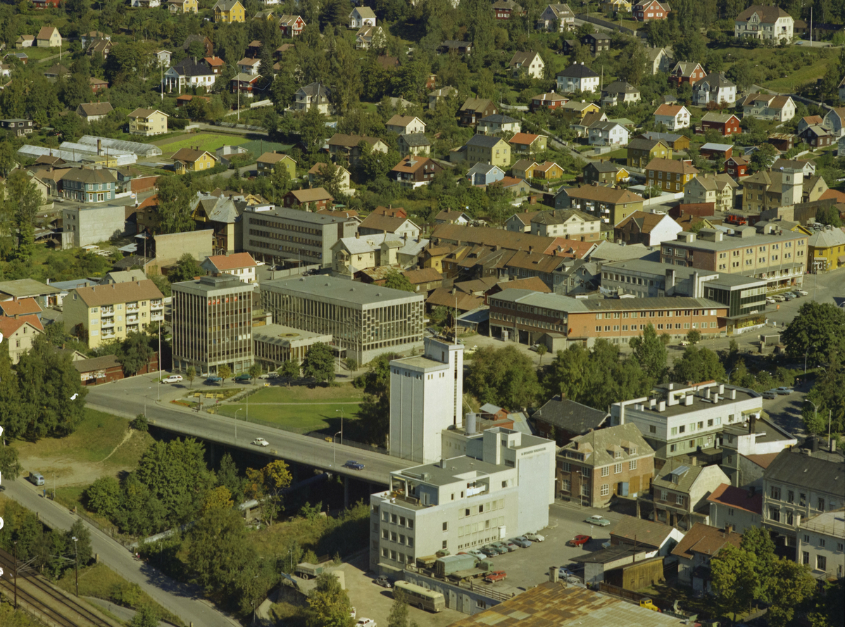 Lillehammer sentrum, bebyggelse mellom Kirkegata, Nymosvingen, Nordsetervegen og Løkkegata. I forgrunn Lillehammer Aktiemølle med Folkets hus og Hotell Kronen bak til høyre. 
Øvre høyre hjørne Røde Kors klinikken og bak til venstre Christensens gartneri