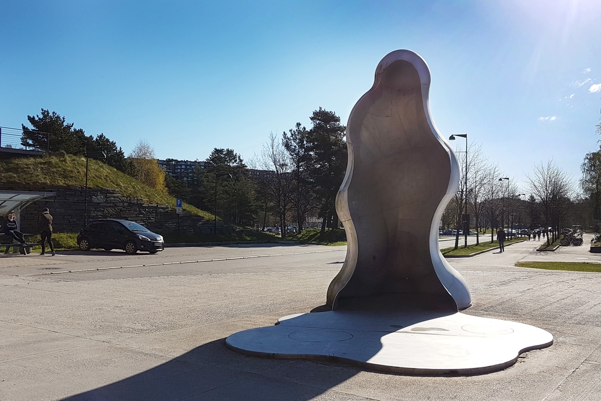 Skulpturen utfolder seg i en bevegelse av både sanselig nærvær og omklamrende dødelig fravær. Den står både som et minnesmerke over områdets opprinnelige funksjon som militærleir og som en replikk til Jenny Holzers tilbaketrukne poetiserende installasjoner.