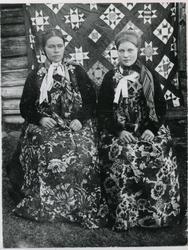 Portrett,bunad,halstørklede og sølje.
Frå v.Ingeborg Thoen.