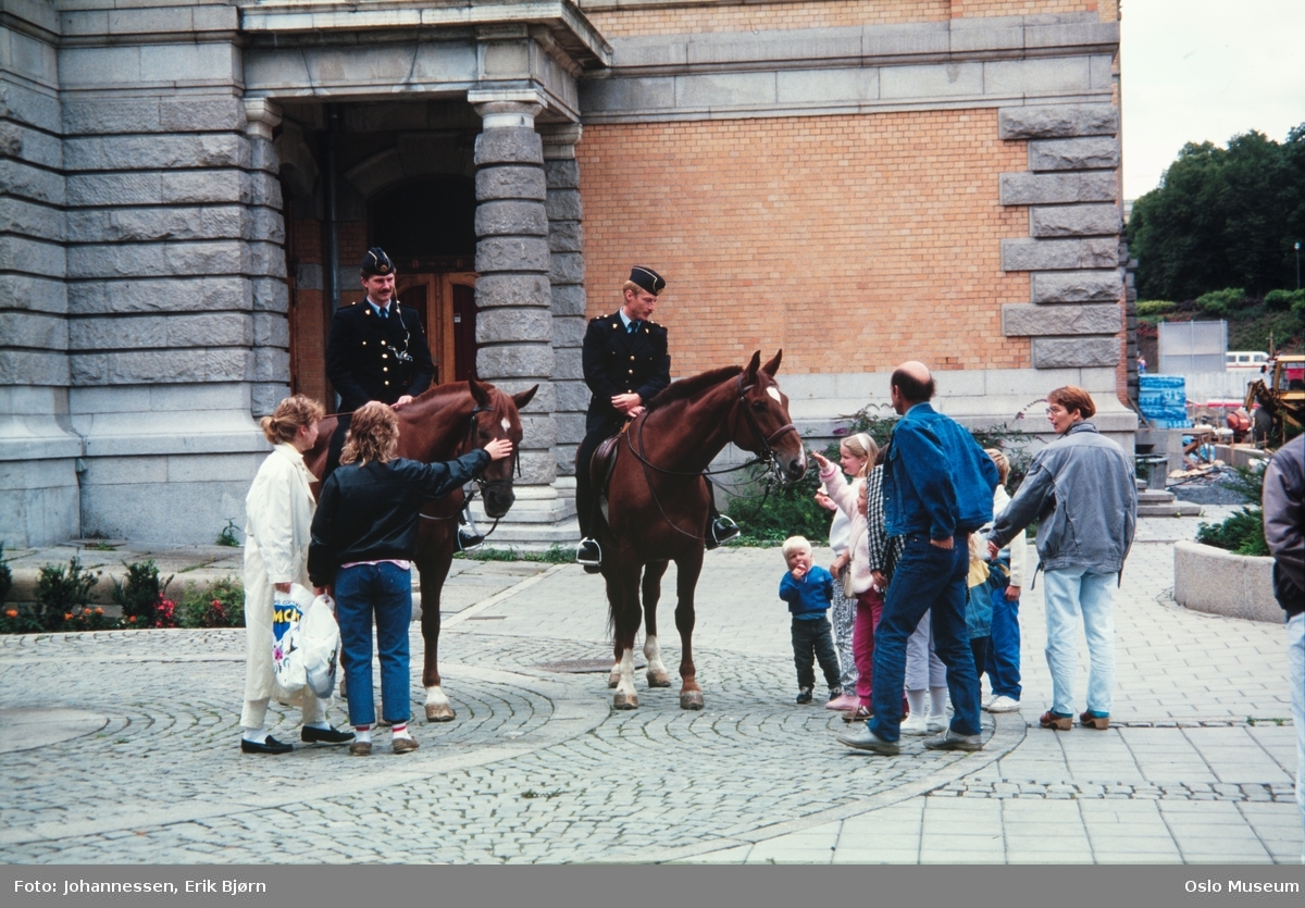 Oslo-dagene 1986, ridende politi, hester, publikum, Nationaltheatret