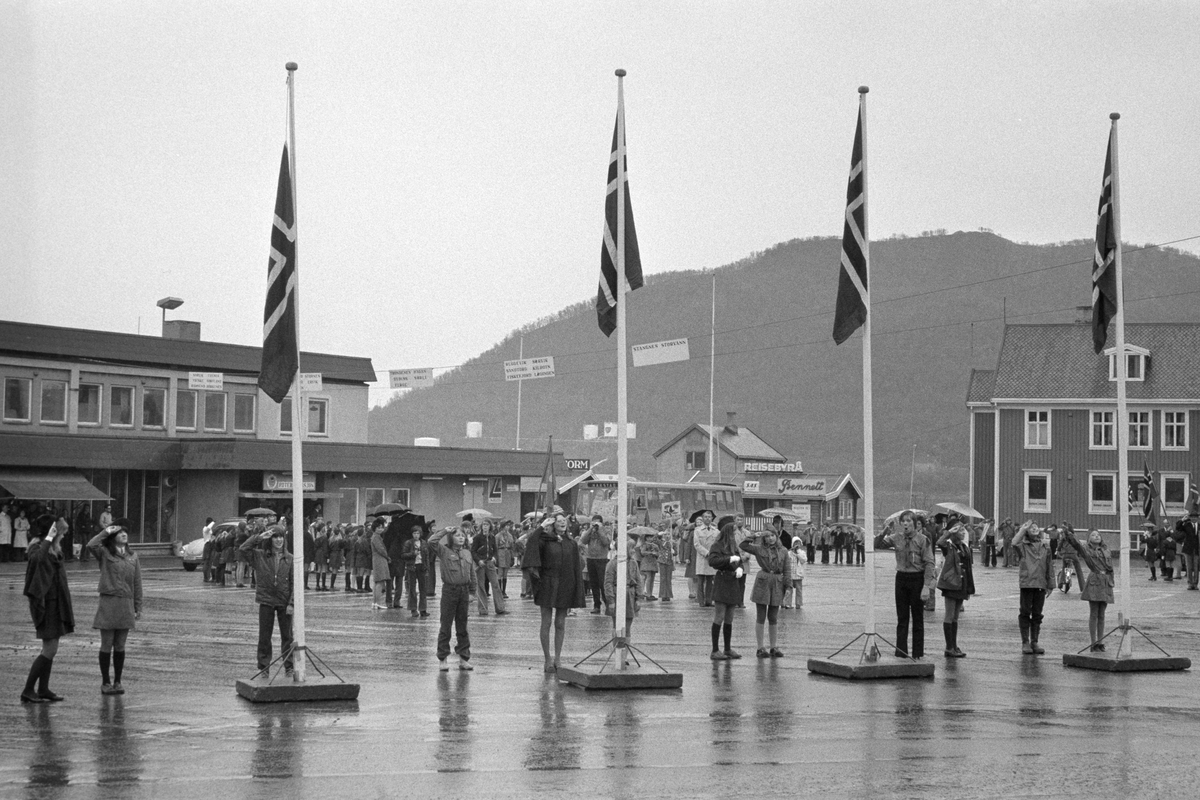 Speidere og flagg på Torvet.