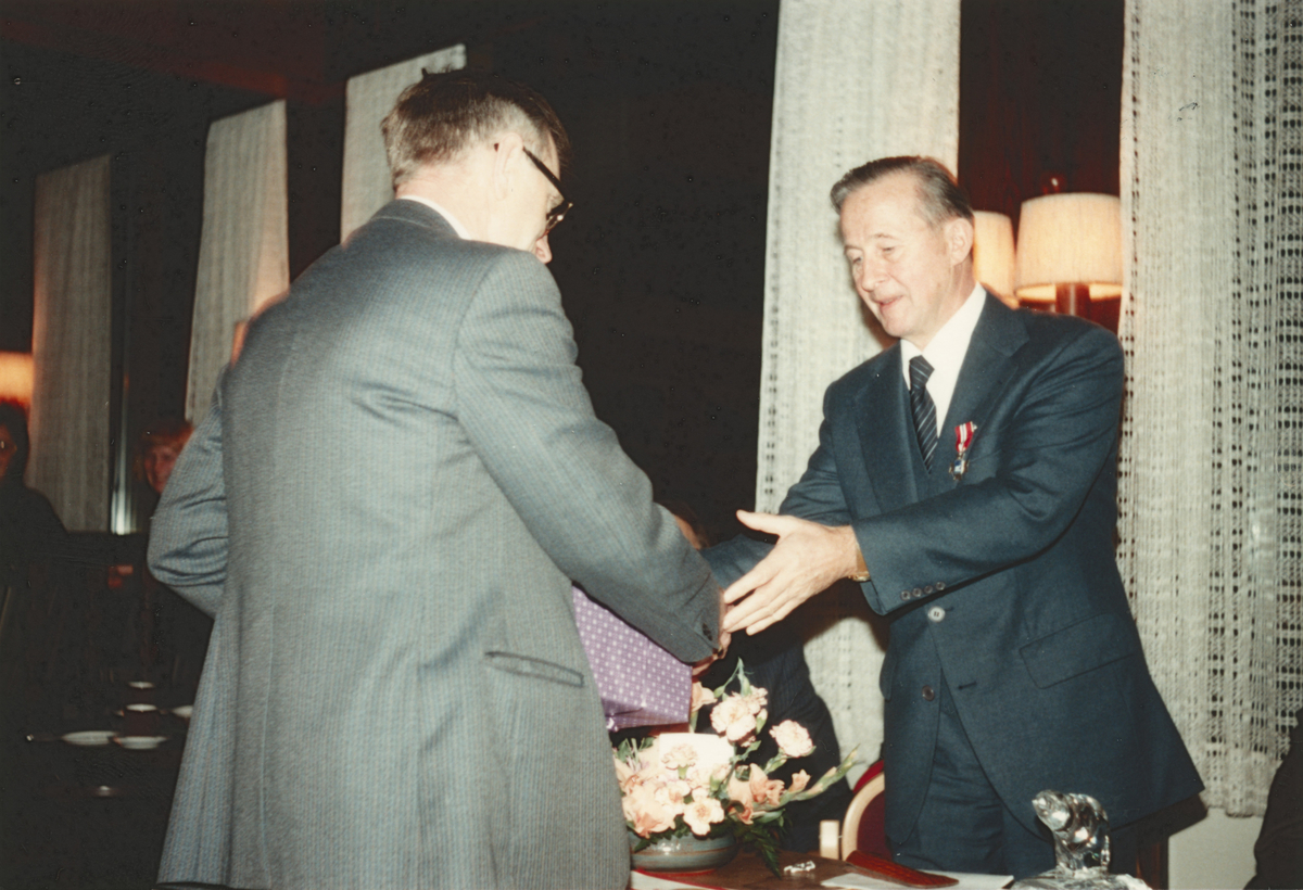 Tildeling av kongens fortjenestemedalje i gull til postsjef Evald Nilsen, Tromsø 1989.