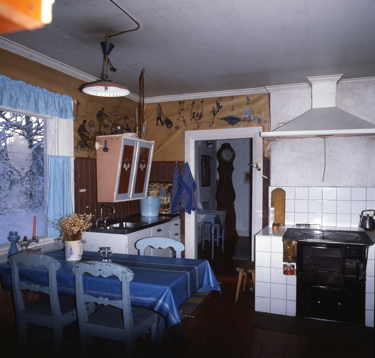 "Vikstentorpet". Ett av rummen i Albert Vikstens författartorp. Här finns bland annat skåp, köksbänk och vedspis. Väggarna är dekorerade med tecknade och målade motiv.
