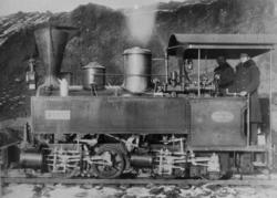 Nesttun-Osbanens damplokomotiv «Ulven» fotografert i Eikhaug