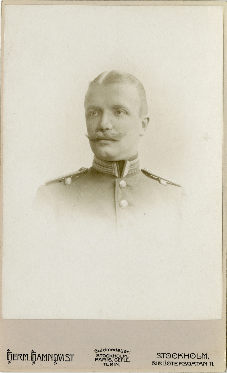 Porträtt av Seth Axel Thuresson, löjtnant vid Södermanlands regemente I 10.
Se även AMA.0009104.