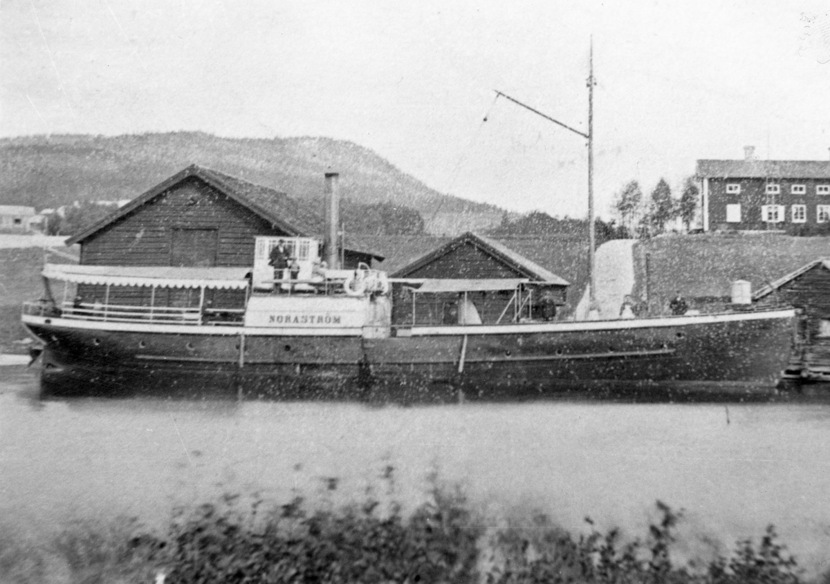Noraström har lagt till vad kajen. 
På bildens baksida finns Bernt Fogelbergs anteckningar om båten, se bild nr 3 bland postens bilder.