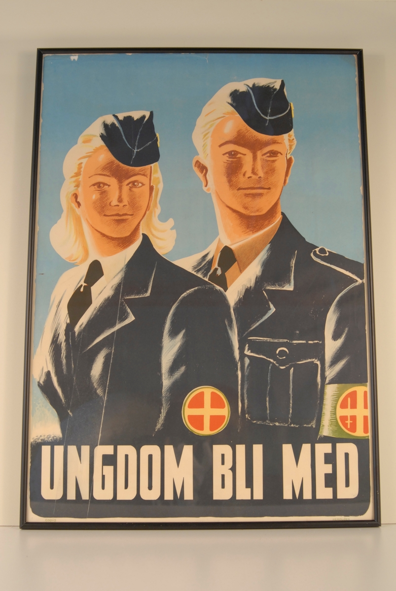 Kvinne og mann i uniform. Solkorset er plassert på armen på uniformane.