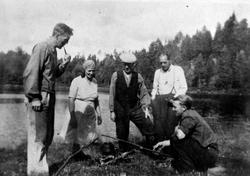 På tyttebærplukking i Rømskog 1947. Rast med koking av kaffi