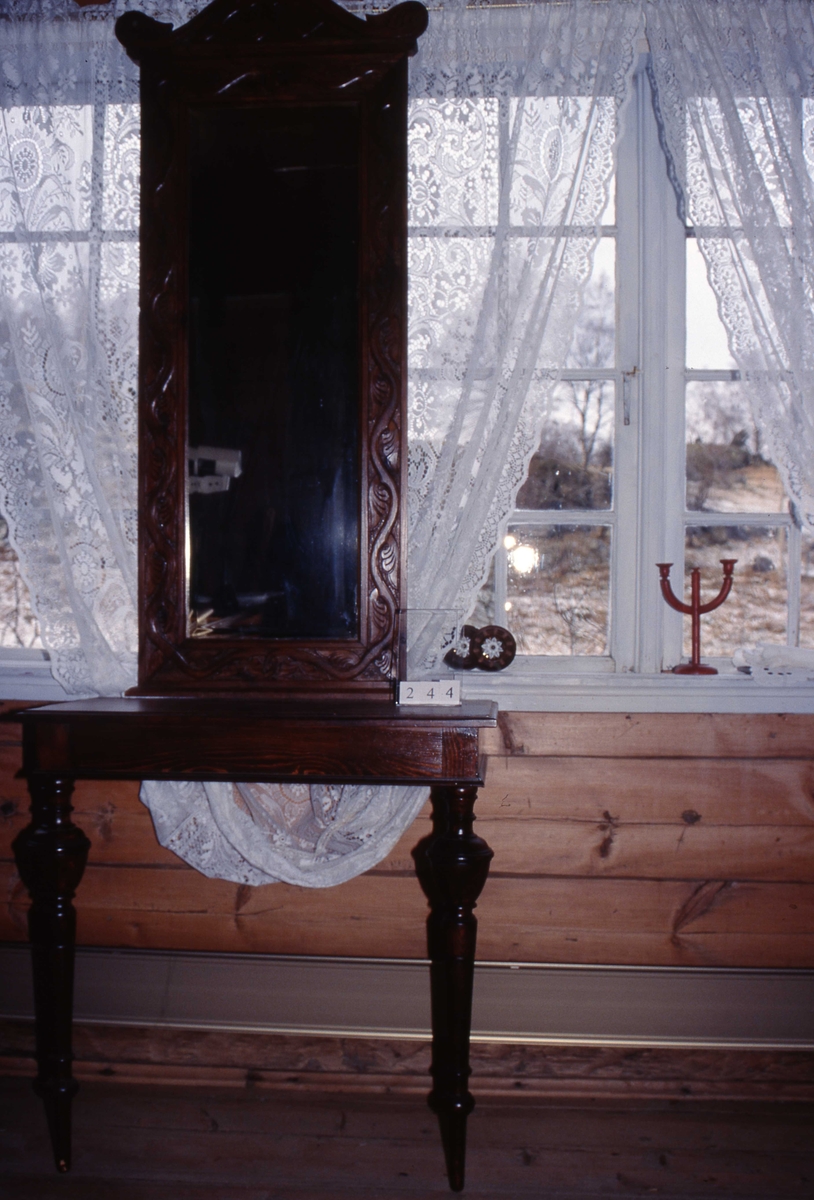speil: arkantusranker - bord: profiler på kantene - beina smalner mot golvet