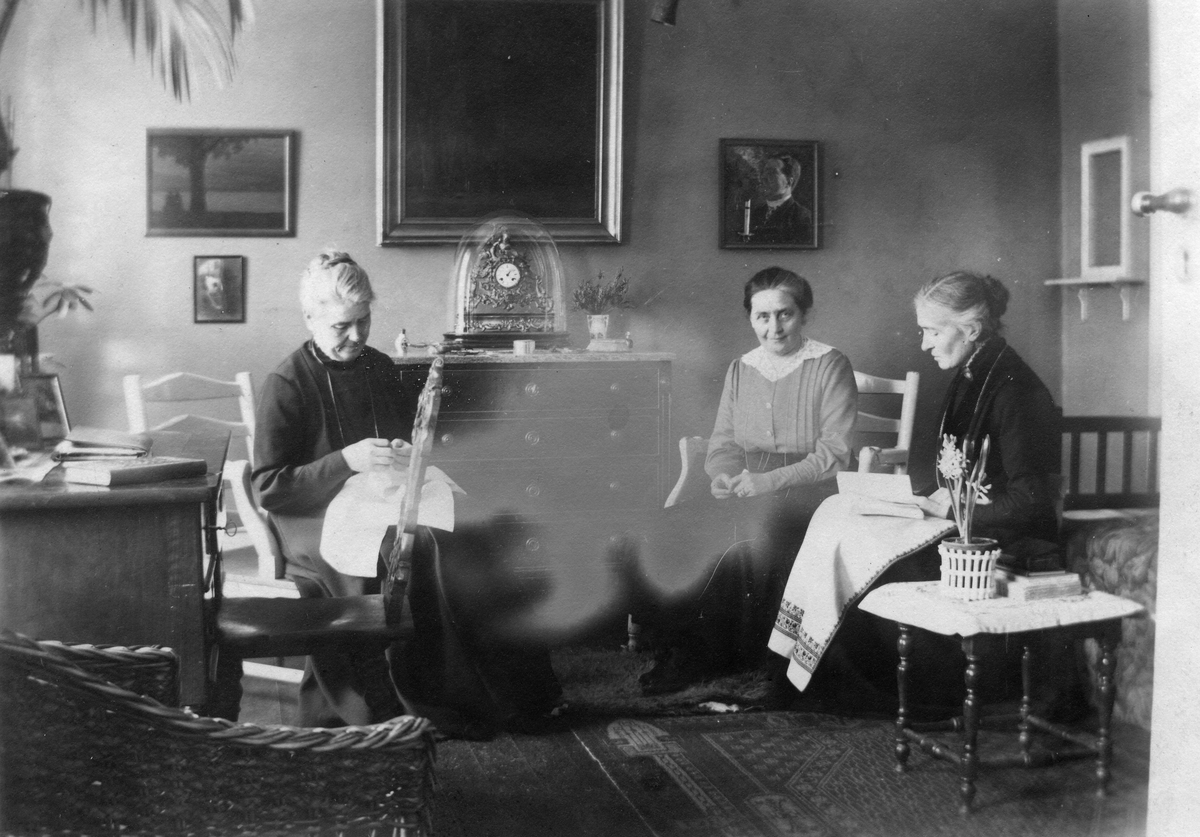 Systrarna Majken, Tekla och Bibbi Svedlund (från höger) i Teklas östra rum, f.d. sängkammaren.
