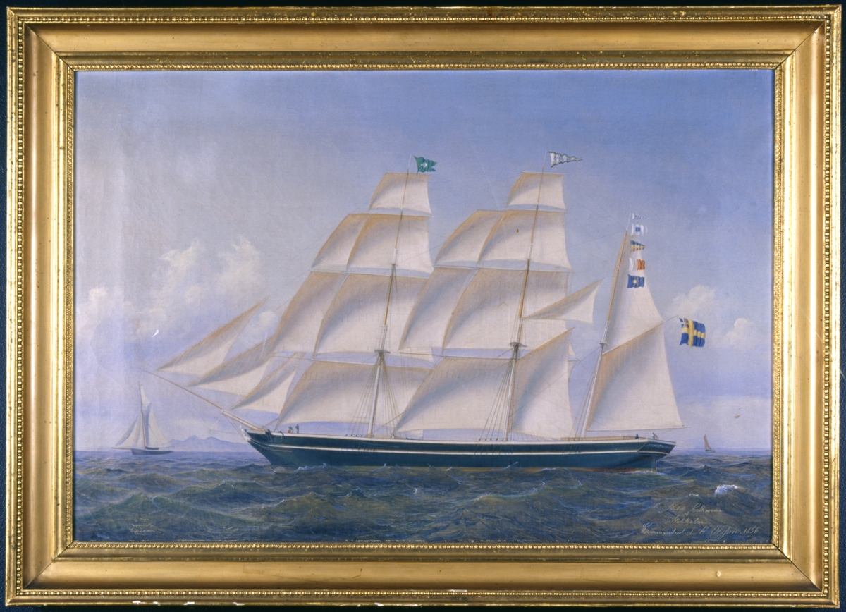 Tremastade barkskeppet Catharina. Fartyget sett från babordssidan. Yngre unionsflagga.
Stävornament: Galjonsbild: Helfigur: Kvinna