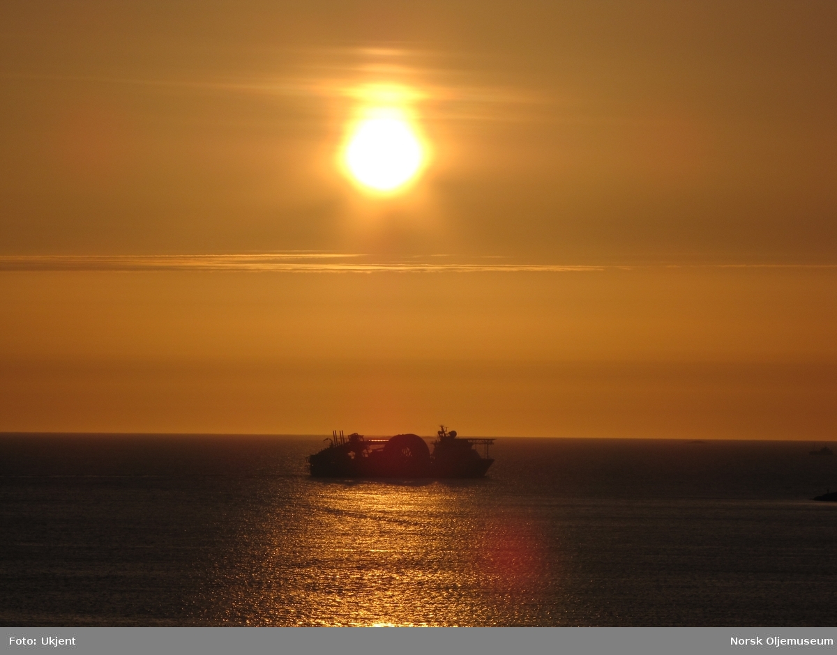 Spesialfartøyet Seven Naviac fotografert i solnedgang utenfor Kristiansund.