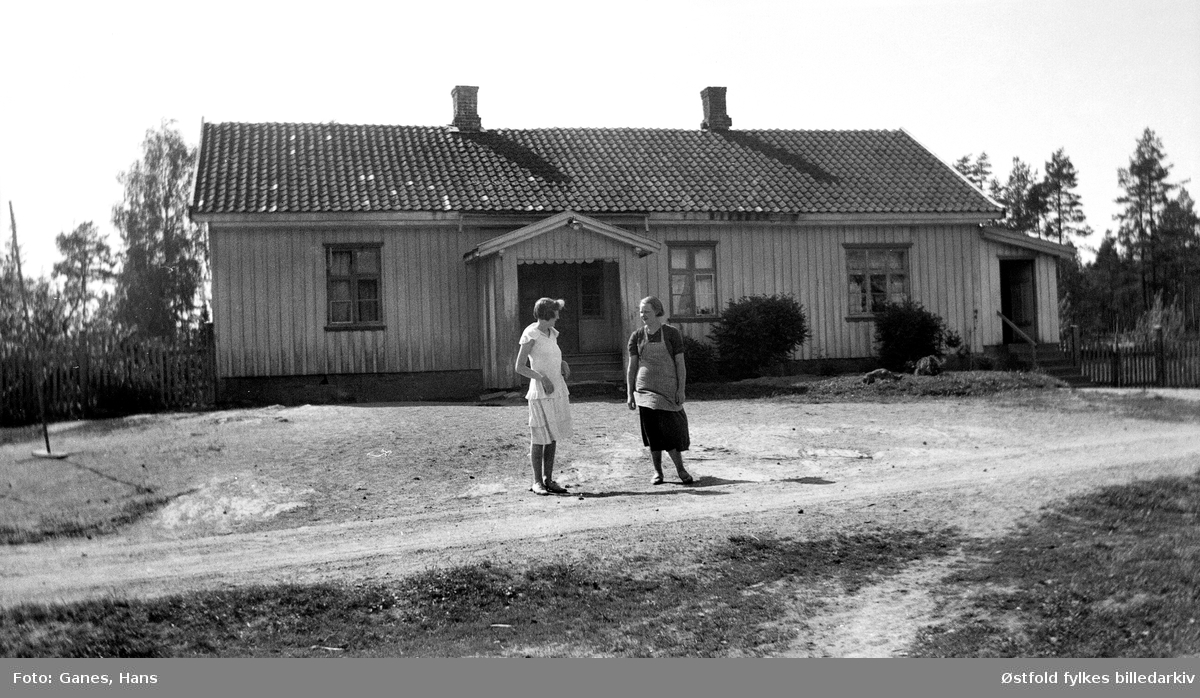 Mørk skole i Spydeberg, 1920-åra.
Kvinnene er ukjente.