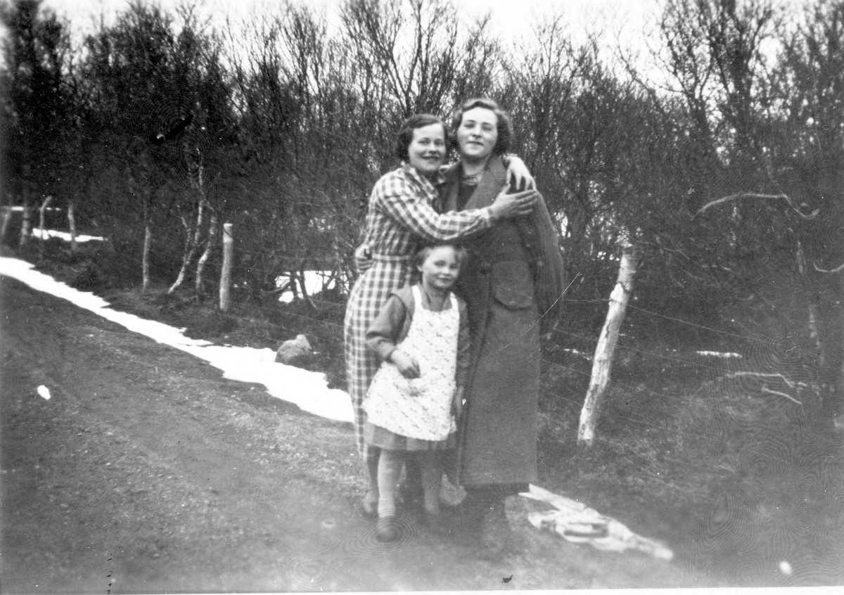 To unge damer og ei småjente. Stangnes, Tranøy 1936-37