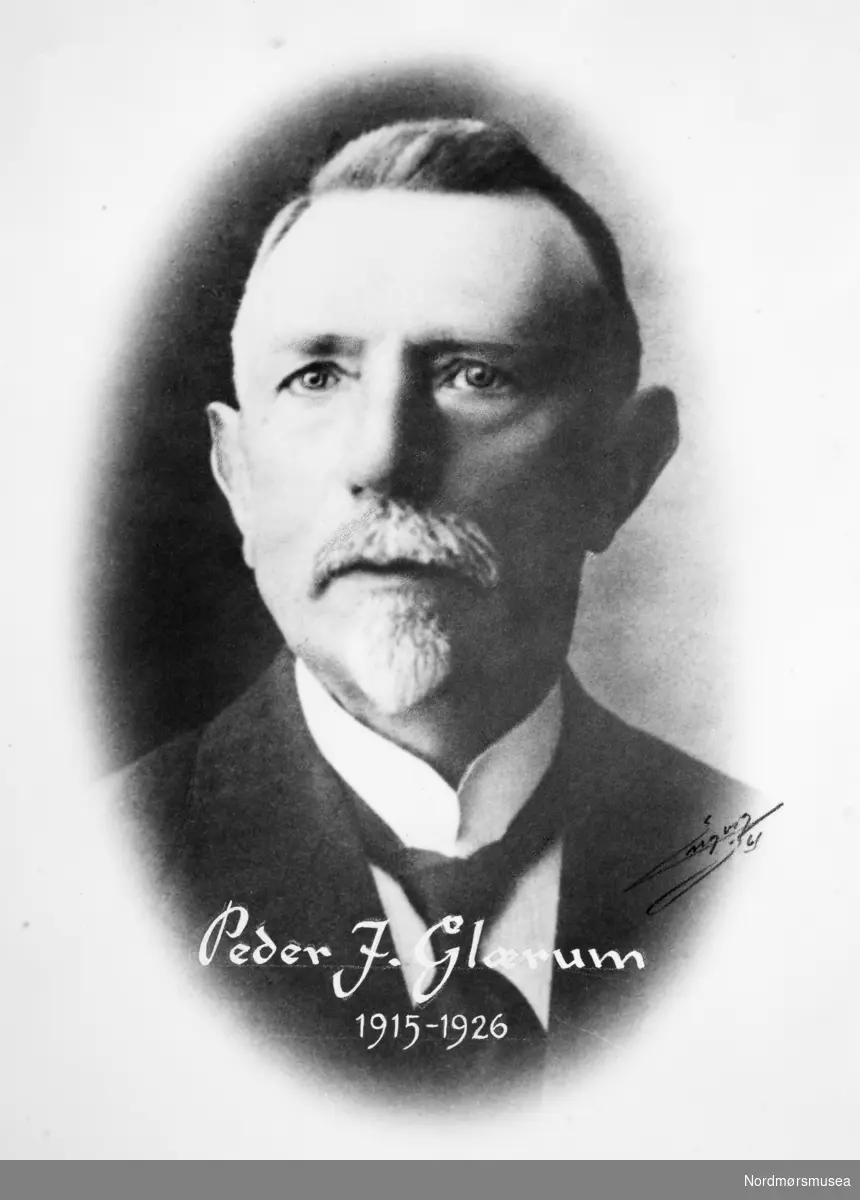 Portrett av Peder J. Glærum. Trolig ansatt ved Norges Bank i Kristiansund fra 1915-1926. Fra Nordmøre museums fotosamlinger.