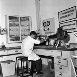 Mann i kvit frakk ved måleutstyr, laboratoriet DNZ, Zinken, 