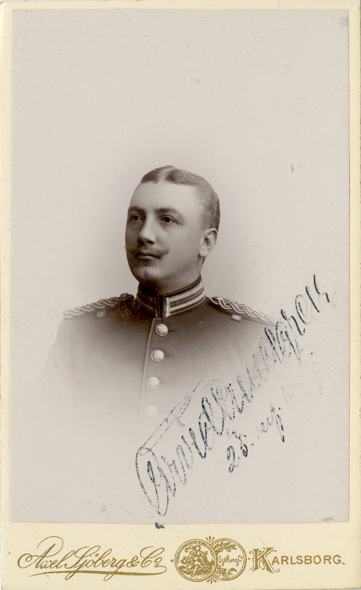 Porträtt av Nils Arvid Ferdinand Lundgren, löjtnant vid Södra skånska infanteriregemetntet I 25.
Se även AMA.0008019.