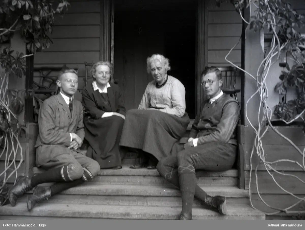 Från vänster till höger: Gustaf Seidler, Nina Hammarskjöld, Ada Rydström och Kurt Seidler på verandan vid Segersgärde.