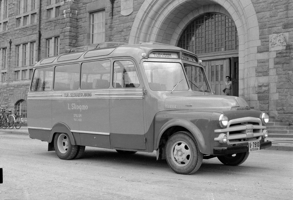 Dodge midibuss turbuss tilhørende L. Skogmo, Spillum fotografert foran Hovedbygningen på NTH