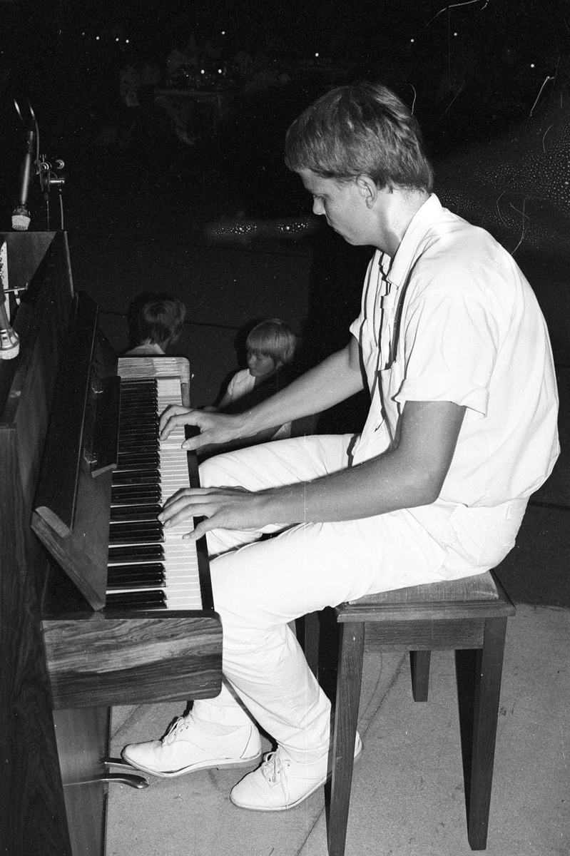 Ungdom som spiller klaver