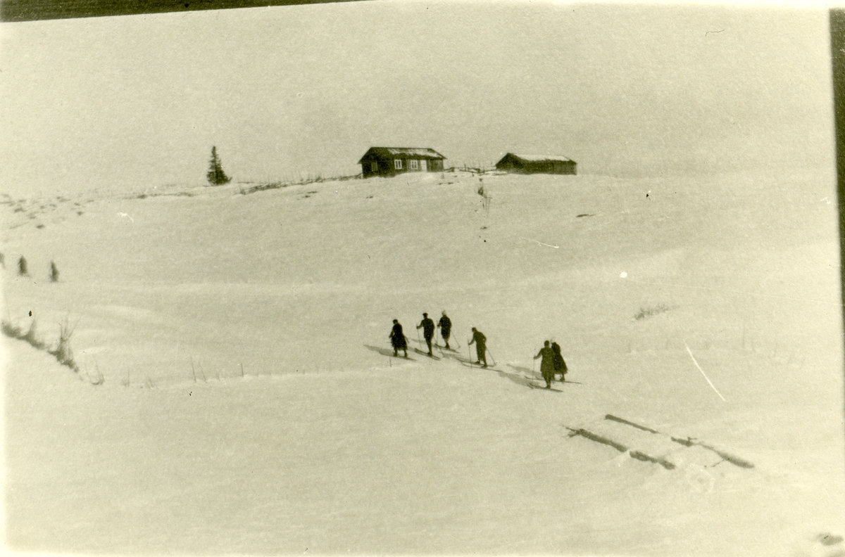 6 personer går på ski nedenfor Svartsetra.
