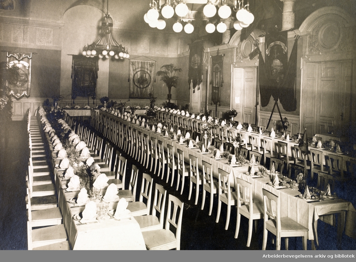 Folkets Hus store sal dekket til festmiddag for delegatene i Norsk jern- og metallarbeiderforbunds 15. landsmøte i Kristiania 1915.