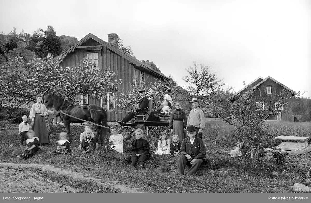 Familien Jørgensen Ødegård,som har besøk av slektninger, Onsøy.
