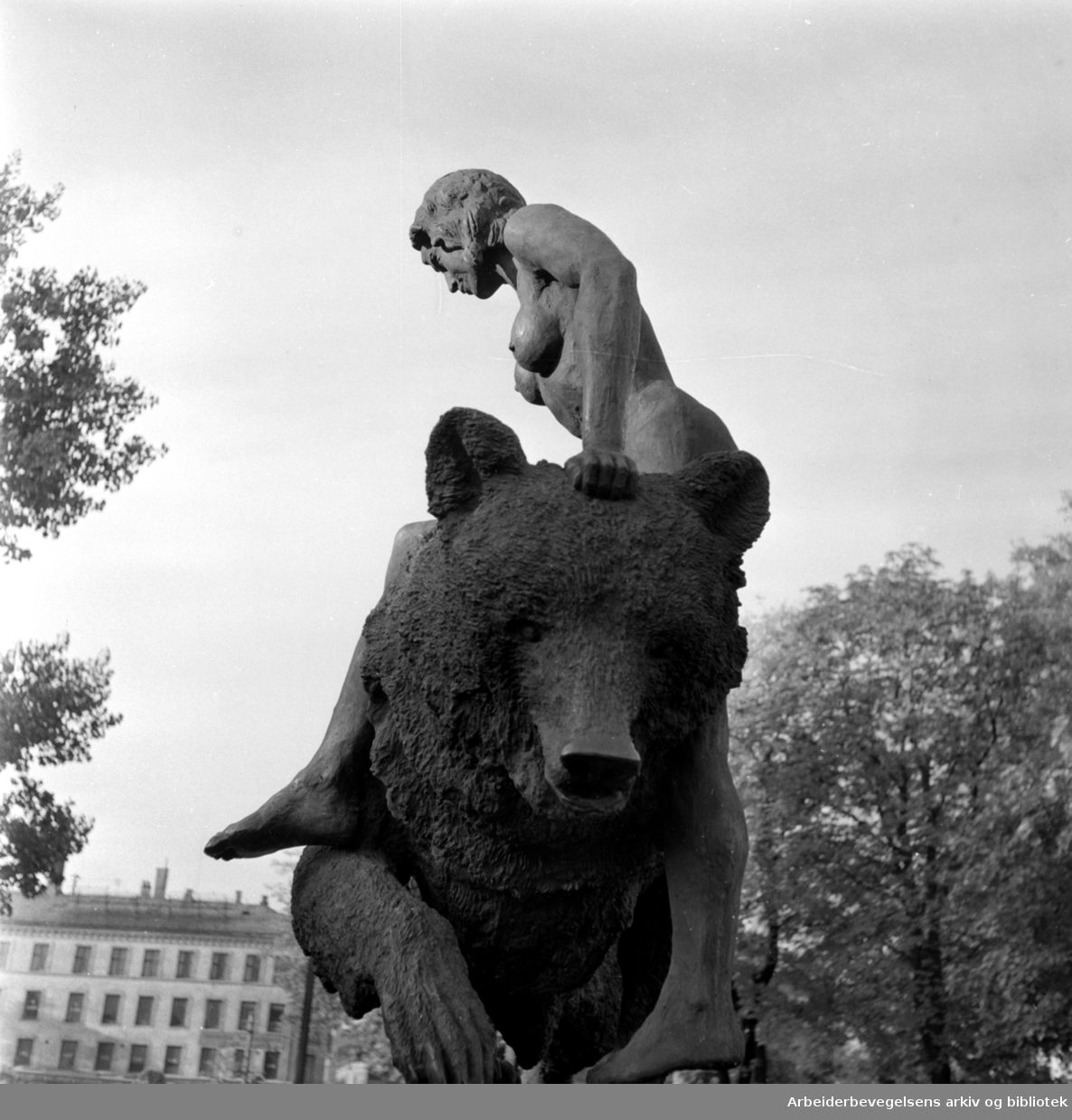 Ankerbrua: Skulptur av Dyre Vaa. Oktober 1957