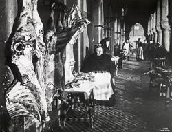 Julehandel i kjøttbasarene på Youngstorget, 1910.